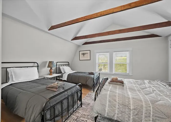 Sophisticated Elegance In Pghs Scenic Locale Holiday home *