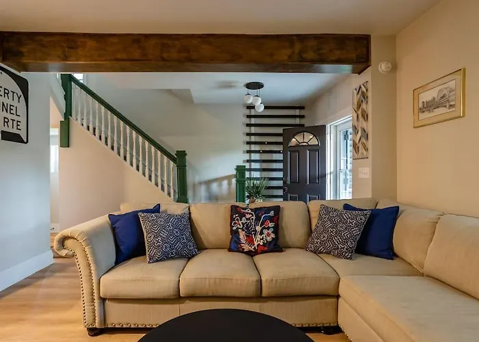 Holiday home Sophisticated Elegance In Pghs Scenic Locale