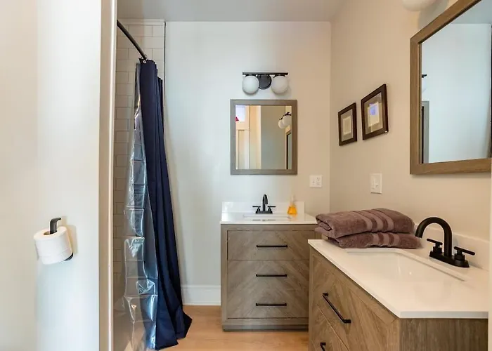 Sophisticated Elegance In Pghs Scenic Locale Holiday home Pittsburgh