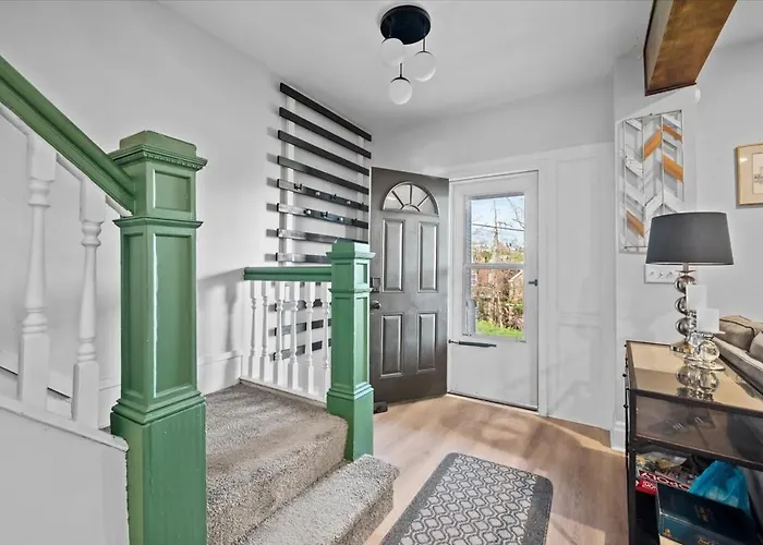 Sophisticated Elegance In Pghs Scenic Locale *