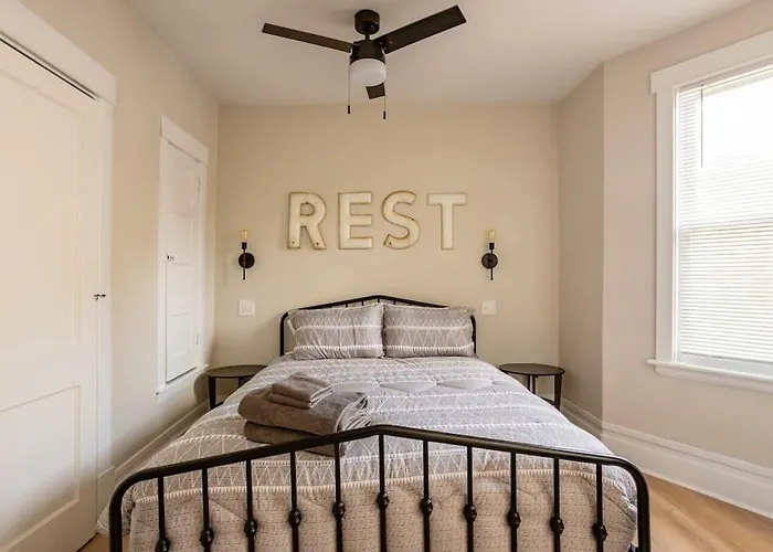 Holiday home Sophisticated Elegance In Pghs Scenic Locale