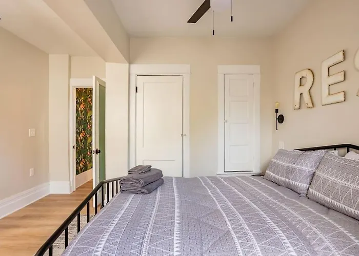 Holiday home Sophisticated Elegance In Pghs Scenic Locale *