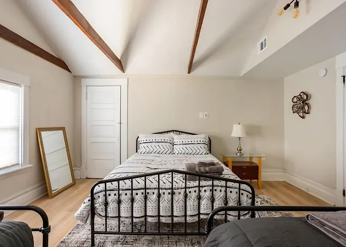 Sophisticated Elegance In Pghs Scenic Locale