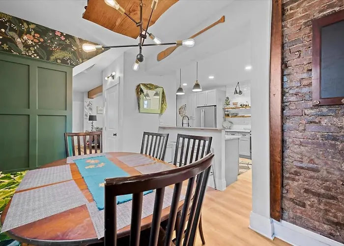 Sophisticated Elegance In Pghs Scenic Locale *