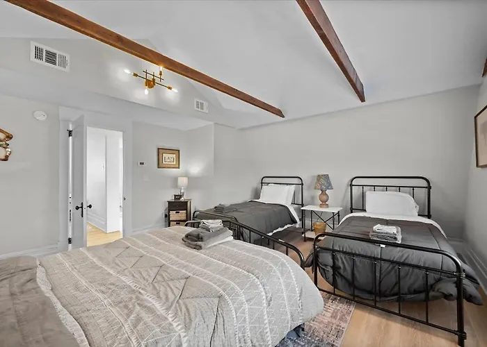 Sophisticated Elegance In Pghs Scenic Locale Holiday home Pittsburgh