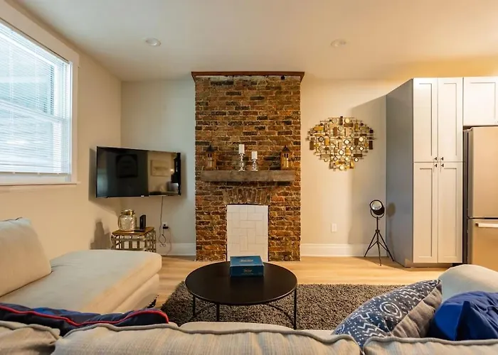 Sophisticated Elegance In Pghs Scenic Locale Holiday home *