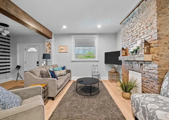 Sophisticated Elegance In Pghs Scenic Locale Holiday home *