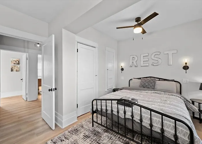 Sophisticated Elegance In Pghs Scenic Locale *