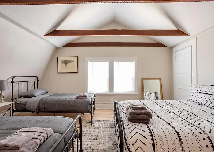 Sophisticated Elegance In Pghs Scenic Locale Holiday home Pittsburgh