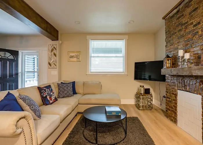 Sophisticated Elegance In Pghs Scenic Locale Holiday home Pittsburgh