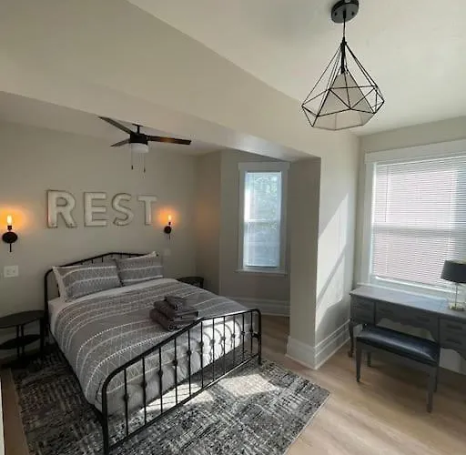 Holiday home Sophisticated Elegance In Pghs Scenic Locale *