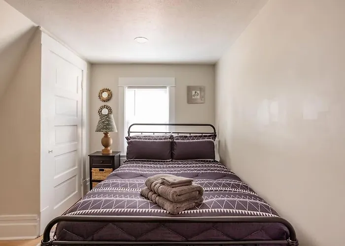 Holiday home Sophisticated Elegance In Pghs Scenic Locale