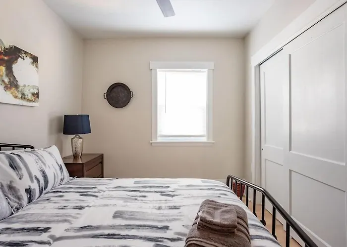Sophisticated Elegance In Pghs Scenic Locale Holiday home *